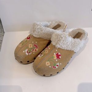 Hanna Andersson Kid’s Tan Embroidered Floral Clogs